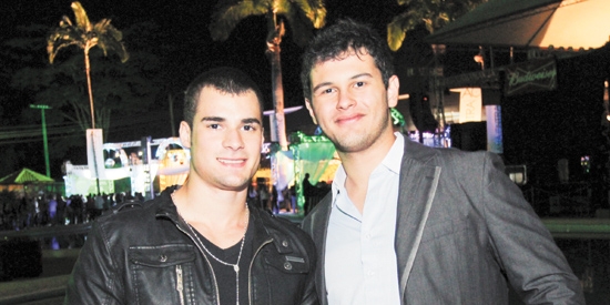 Os amigos Márcio Luan e Higor Venâncio na balada